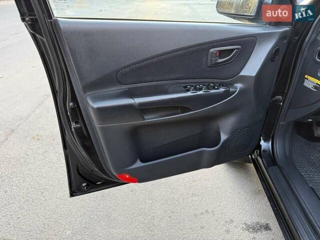 Черный Хендай Туксон, объемом двигателя 2 л и пробегом 148 тыс. км за 8700 $, фото 13 на Automoto.ua