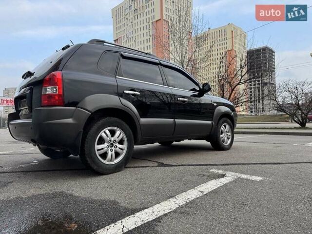Черный Хендай Туксон, объемом двигателя 2 л и пробегом 282 тыс. км за 8700 $, фото 6 на Automoto.ua