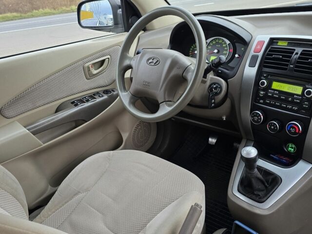 Черный Хендай Туксон, объемом двигателя 2 л и пробегом 198 тыс. км за 7999 $, фото 6 на Automoto.ua