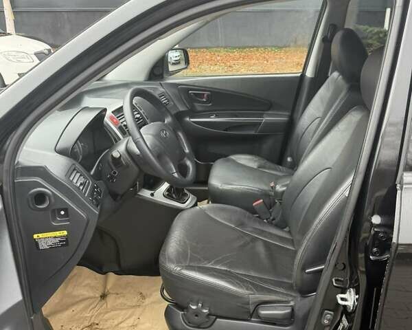 Черный Хендай Туксон, объемом двигателя 2 л и пробегом 237 тыс. км за 8350 $, фото 23 на Automoto.ua