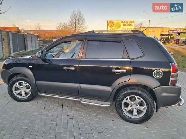 Черный Хендай Туксон, объемом двигателя 1.98 л и пробегом 233 тыс. км за 7850 $, фото 1 на Automoto.ua