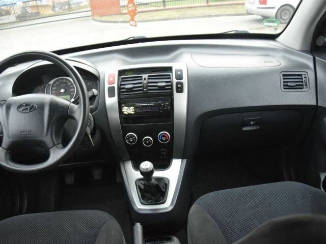 Черный Хендай Туксон, объемом двигателя 2 л и пробегом 184 тыс. км за 5480 $, фото 13 на Automoto.ua