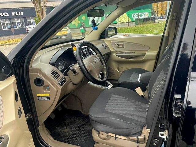 Черный Хендай Туксон, объемом двигателя 2 л и пробегом 168 тыс. км за 7700 $, фото 7 на Automoto.ua