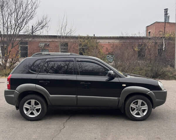 Чорний Хендай Туксон, об'ємом двигуна 2 л та пробігом 120 тис. км за 9000 $, фото 3 на Automoto.ua