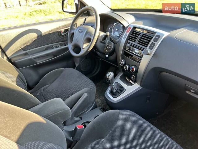 Черный Хендай Туксон, объемом двигателя 2 л и пробегом 198 тыс. км за 8200 $, фото 13 на Automoto.ua