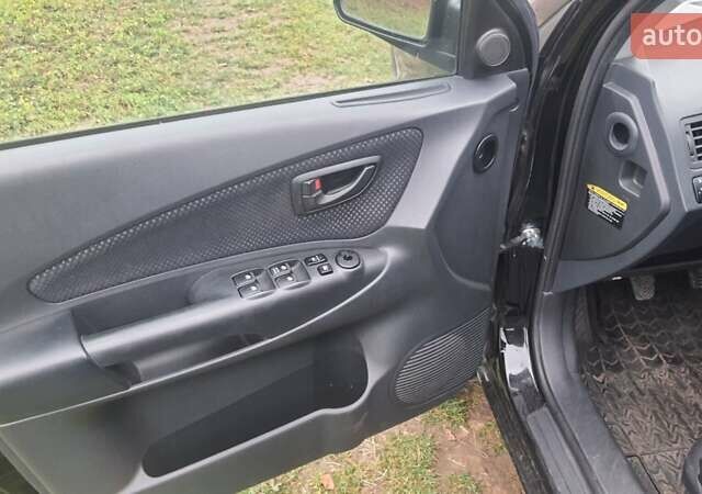 Черный Хендай Туксон, объемом двигателя 2 л и пробегом 198 тыс. км за 8200 $, фото 4 на Automoto.ua