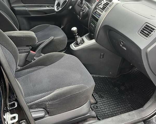 Черный Хендай Туксон, объемом двигателя 2 л и пробегом 128 тыс. км за 9200 $, фото 17 на Automoto.ua