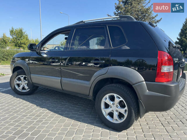 Черный Хендай Туксон, объемом двигателя 2 л и пробегом 137 тыс. км за 8800 $, фото 2 на Automoto.ua