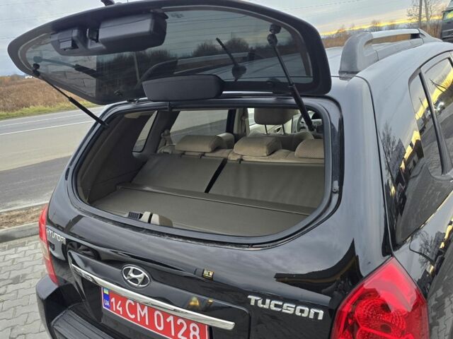 Черный Хендай Туксон, объемом двигателя 2 л и пробегом 198 тыс. км за 7999 $, фото 2 на Automoto.ua