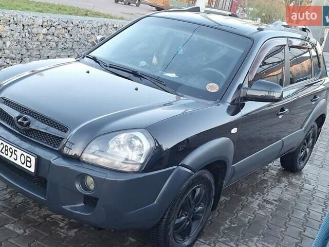 Черный Хендай Туксон, объемом двигателя 1.99 л и пробегом 240 тыс. км за 8700 $, фото 2 на Automoto.ua