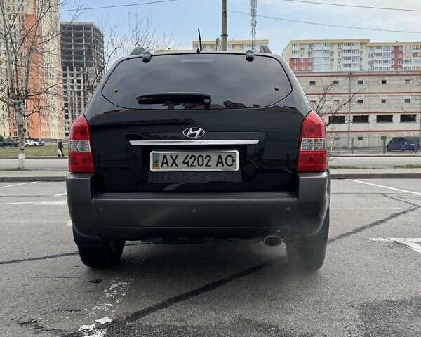 Черный Хендай Туксон, объемом двигателя 2 л и пробегом 282 тыс. км за 8700 $, фото 3 на Automoto.ua
