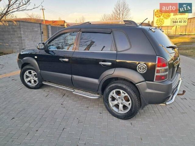 Черный Хендай Туксон, объемом двигателя 1.98 л и пробегом 233 тыс. км за 7850 $, фото 3 на Automoto.ua