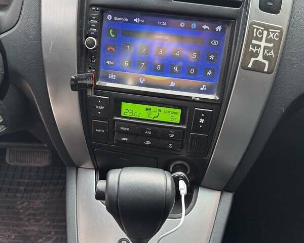 Черный Хендай Туксон, объемом двигателя 2 л и пробегом 282 тыс. км за 8700 $, фото 19 на Automoto.ua