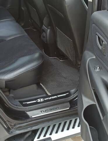 Черный Хендай Туксон, объемом двигателя 1.98 л и пробегом 186 тыс. км за 9500 $, фото 2 на Automoto.ua