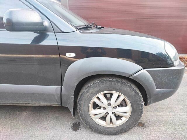 Чорний Хендай Туксон, об'ємом двигуна 2 л та пробігом 387 тис. км за 7000 $, фото 4 на Automoto.ua