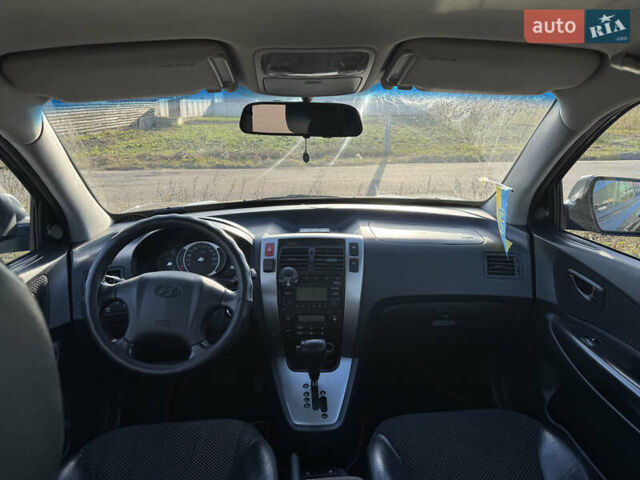 Черный Хендай Туксон, объемом двигателя 1.98 л и пробегом 218 тыс. км за 9350 $, фото 16 на Automoto.ua