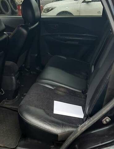 Черный Хендай Туксон, объемом двигателя 1.98 л и пробегом 282 тыс. км за 8000 $, фото 4 на Automoto.ua