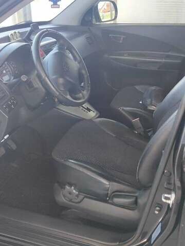 Черный Хендай Туксон, объемом двигателя 2 л и пробегом 141 тыс. км за 8500 $, фото 2 на Automoto.ua