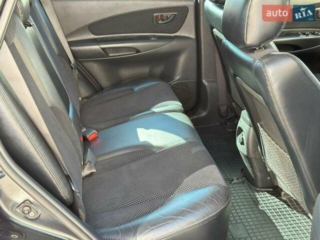 Черный Хендай Туксон, объемом двигателя 2 л и пробегом 255 тыс. км за 9290 $, фото 15 на Automoto.ua