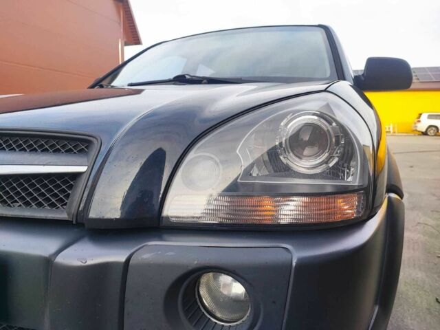 Чорний Хендай Туксон, об'ємом двигуна 2 л та пробігом 387 тис. км за 7000 $, фото 1 на Automoto.ua