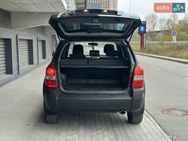 Черный Хендай Туксон, объемом двигателя 1.98 л и пробегом 129 тыс. км за 10600 $, фото 13 на Automoto.ua