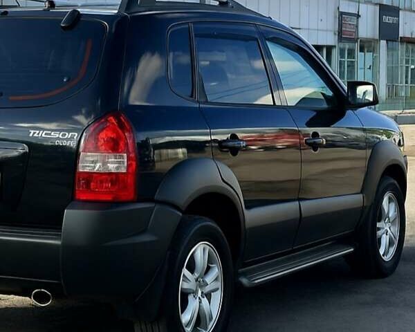 Черный Хендай Туксон, объемом двигателя 1.98 л и пробегом 186 тыс. км за 9500 $, фото 7 на Automoto.ua