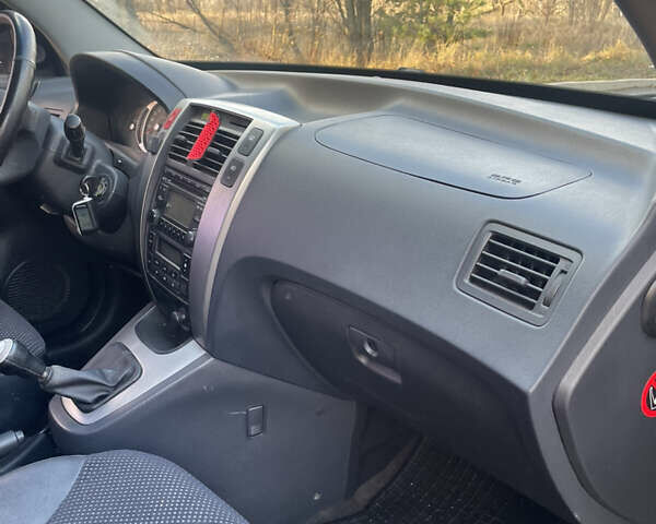 Чорний Хендай Туксон, об'ємом двигуна 1.98 л та пробігом 180 тис. км за 7950 $, фото 17 на Automoto.ua