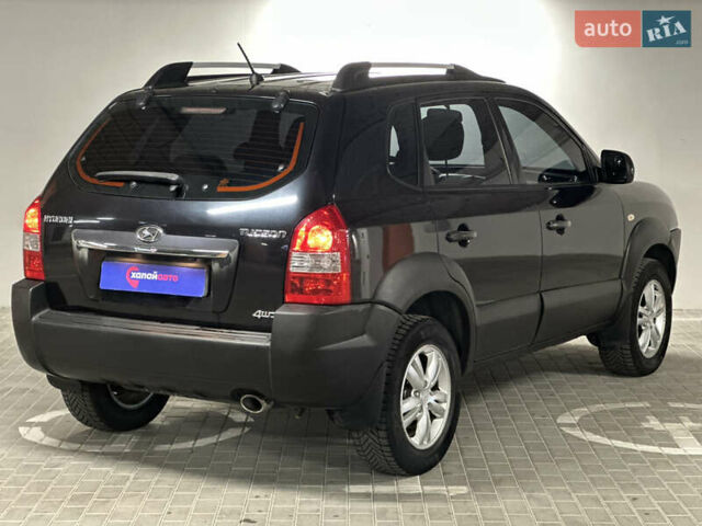 Черный Хендай Туксон, объемом двигателя 1.98 л и пробегом 129 тыс. км за 10600 $, фото 4 на Automoto.ua