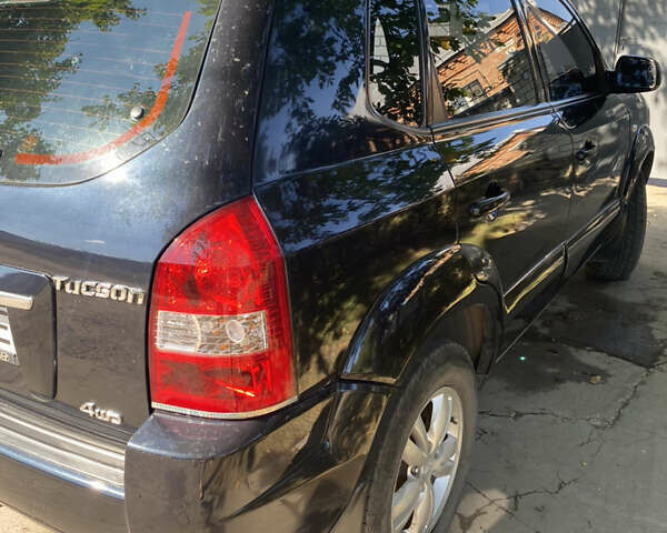 Черный Хендай Туксон, объемом двигателя 1.98 л и пробегом 245 тыс. км за 9000 $, фото 4 на Automoto.ua