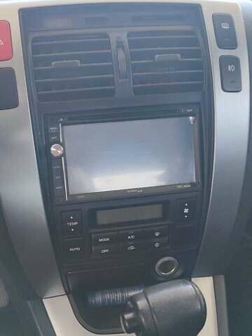 Черный Хендай Туксон, объемом двигателя 2 л и пробегом 141 тыс. км за 8500 $, фото 3 на Automoto.ua