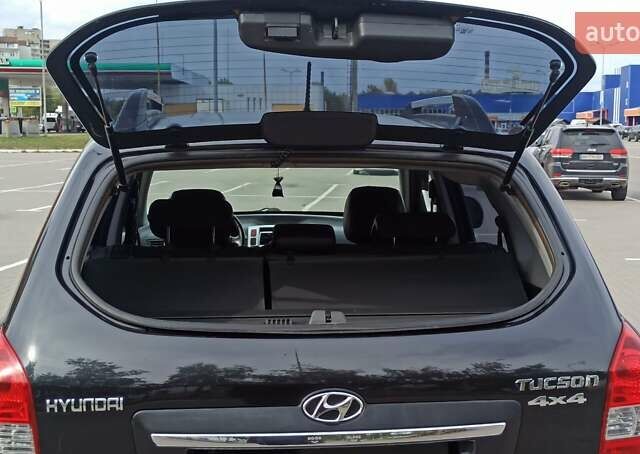 Черный Хендай Туксон, объемом двигателя 1.98 л и пробегом 186 тыс. км за 9500 $, фото 4 на Automoto.ua