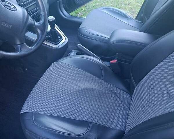 Черный Хендай Туксон, объемом двигателя 1.98 л и пробегом 298 тыс. км за 9300 $, фото 8 на Automoto.ua