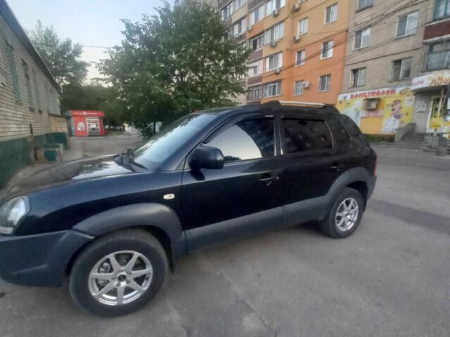 Черный Хендай Туксон, объемом двигателя 2 л и пробегом 290 тыс. км за 8500 $, фото 2 на Automoto.ua