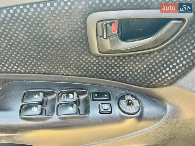 Черный Хендай Туксон, объемом двигателя 1.98 л и пробегом 252 тыс. км за 7999 $, фото 9 на Automoto.ua