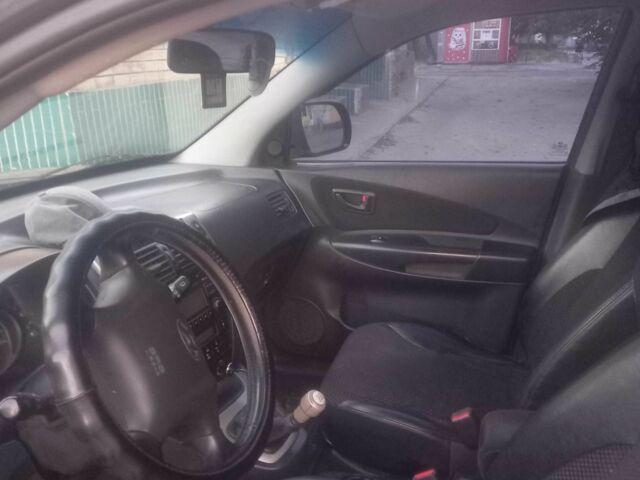 Черный Хендай Туксон, объемом двигателя 2 л и пробегом 290 тыс. км за 8500 $, фото 3 на Automoto.ua