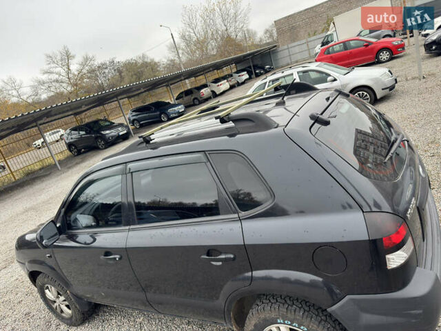 Черный Хендай Туксон, объемом двигателя 2 л и пробегом 175 тыс. км за 8000 $, фото 3 на Automoto.ua