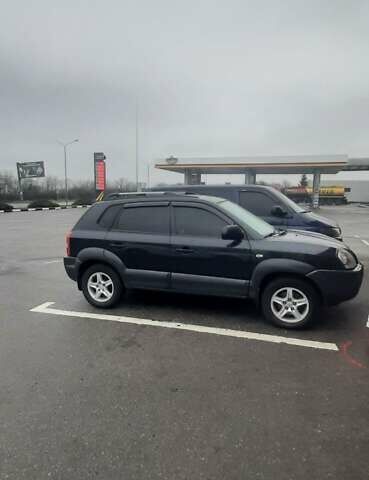 Черный Хендай Туксон, объемом двигателя 1.98 л и пробегом 282 тыс. км за 8000 $, фото 2 на Automoto.ua