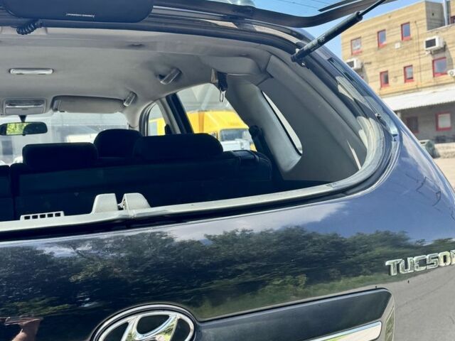 Чорний Хендай Туксон, об'ємом двигуна 2 л та пробігом 260 тис. км за 5500 $, фото 6 на Automoto.ua