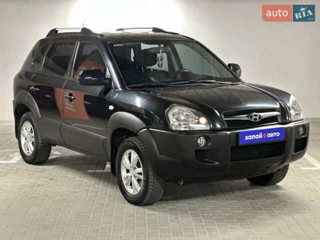 Черный Хендай Туксон, объемом двигателя 1.98 л и пробегом 129 тыс. км за 10600 $, фото 2 на Automoto.ua