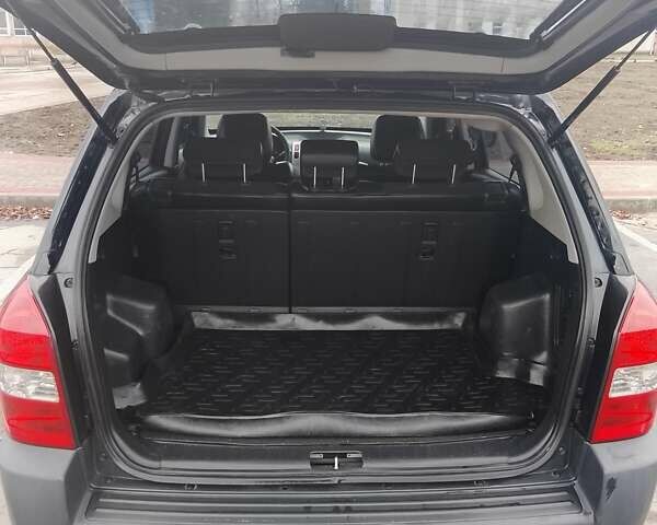 Черный Хендай Туксон, объемом двигателя 1.98 л и пробегом 214 тыс. км за 9100 $, фото 7 на Automoto.ua