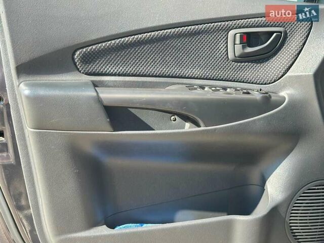 Черный Хендай Туксон, объемом двигателя 2 л и пробегом 255 тыс. км за 9290 $, фото 9 на Automoto.ua