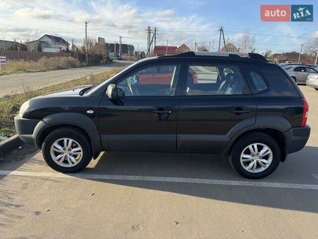 Черный Хендай Туксон, объемом двигателя 1.98 л и пробегом 218 тыс. км за 9350 $, фото 2 на Automoto.ua