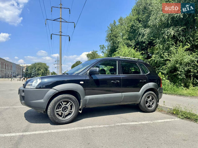 Черный Хендай Туксон, объемом двигателя 1.98 л и пробегом 252 тыс. км за 7999 $, фото 3 на Automoto.ua