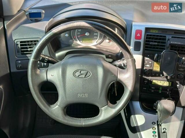 Черный Хендай Туксон, объемом двигателя 2 л и пробегом 255 тыс. км за 9290 $, фото 17 на Automoto.ua