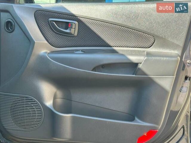 Черный Хендай Туксон, объемом двигателя 2 л и пробегом 255 тыс. км за 9290 $, фото 21 на Automoto.ua