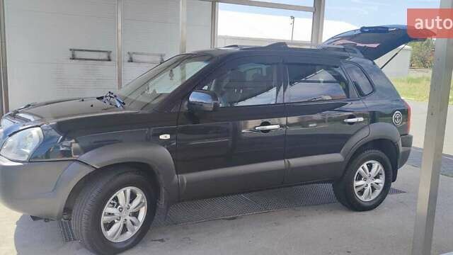 Черный Хендай Туксон, объемом двигателя 2 л и пробегом 141 тыс. км за 8500 $, фото 5 на Automoto.ua