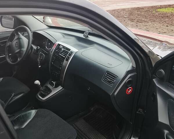 Черный Хендай Туксон, объемом двигателя 1.98 л и пробегом 214 тыс. км за 9100 $, фото 6 на Automoto.ua