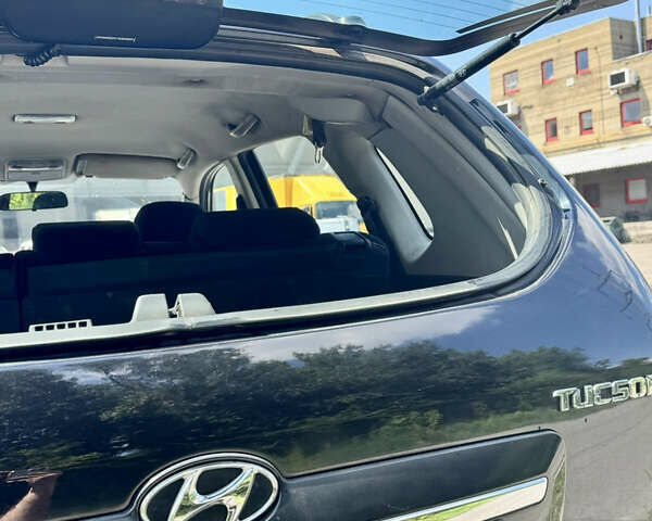 Черный Хендай Туксон, объемом двигателя 1.98 л и пробегом 252 тыс. км за 7999 $, фото 6 на Automoto.ua