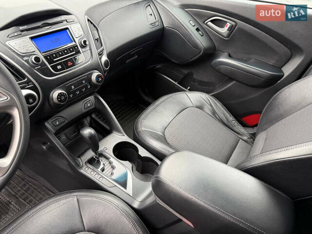 Черный Хендай Туксон, объемом двигателя 2.4 л и пробегом 143 тыс. км за 12000 $, фото 17 на Automoto.ua