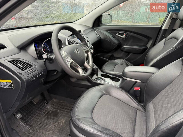 Черный Хендай Туксон, объемом двигателя 2.4 л и пробегом 143 тыс. км за 12000 $, фото 15 на Automoto.ua